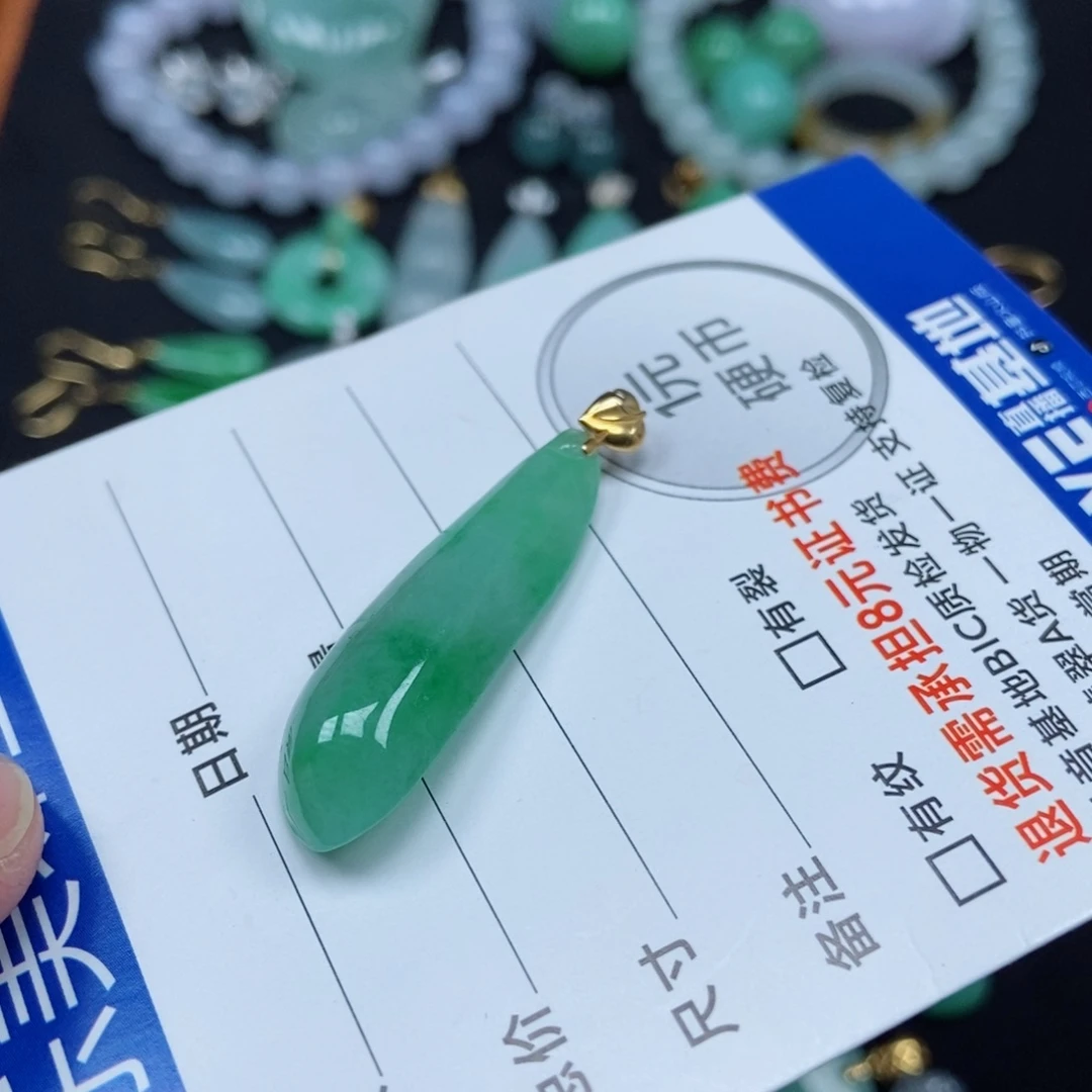 翡翠未镶嵌颈饰瓜瓜