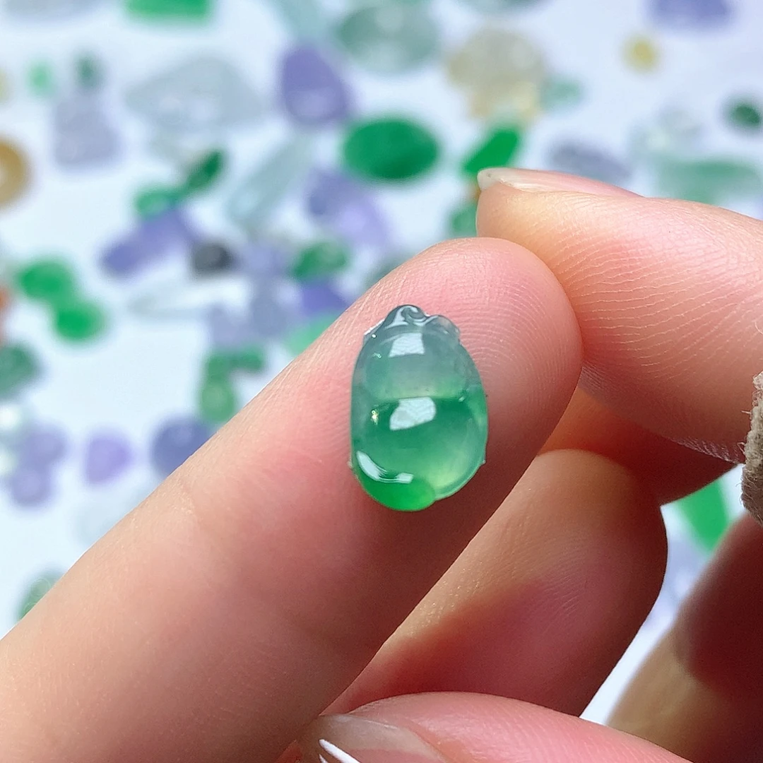 翡翠未镶嵌颈饰豆