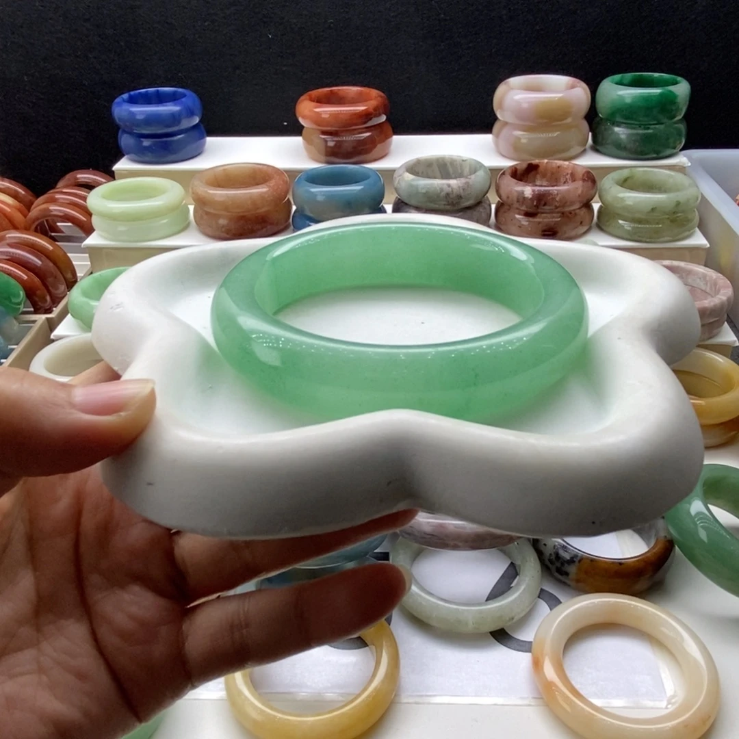 郑***心石英岩玉未镶嵌手镯