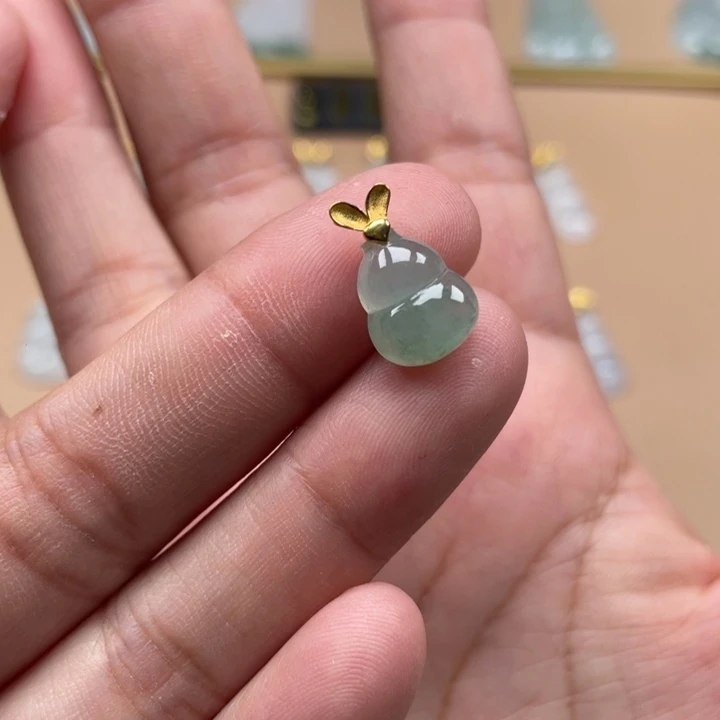 翡翠18K金镶嵌颈饰葫芦