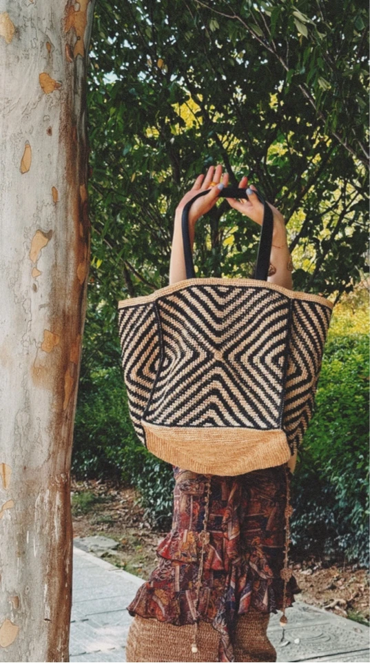 MIRROR 【涛姐精选】黑拼卡其时髦度假草编包