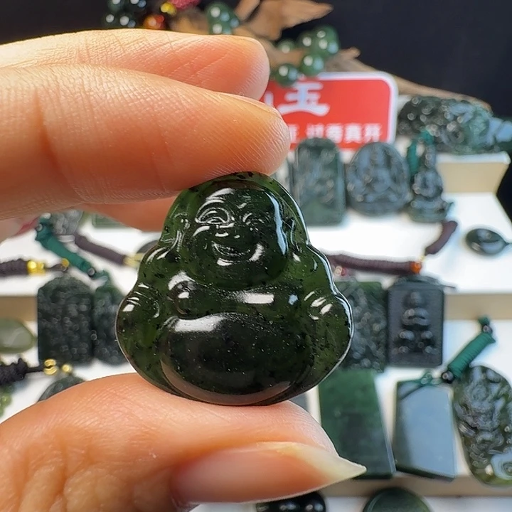 蛇纹石玉未镶嵌颈饰佛公