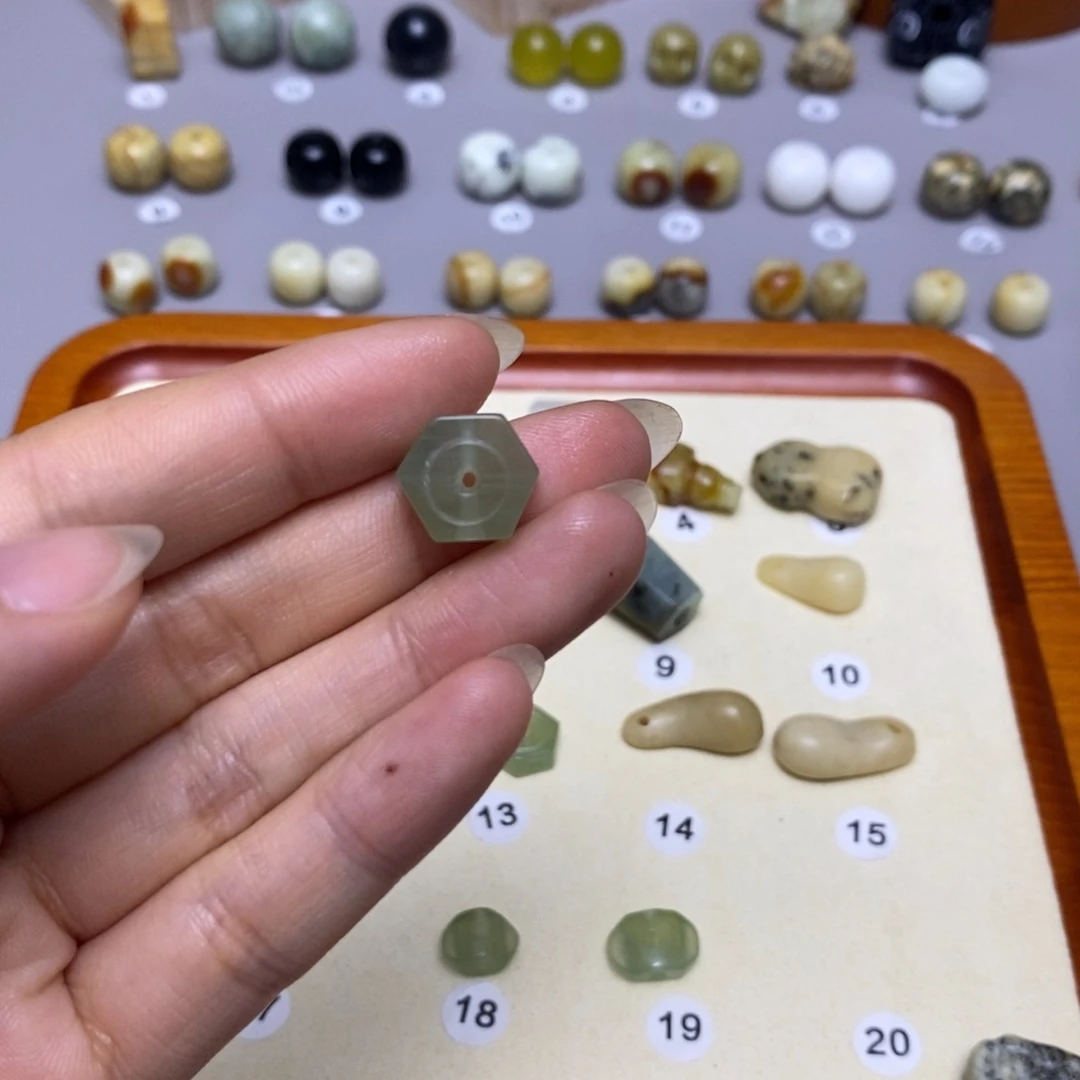 蛇纹石玉配饰合金群**员