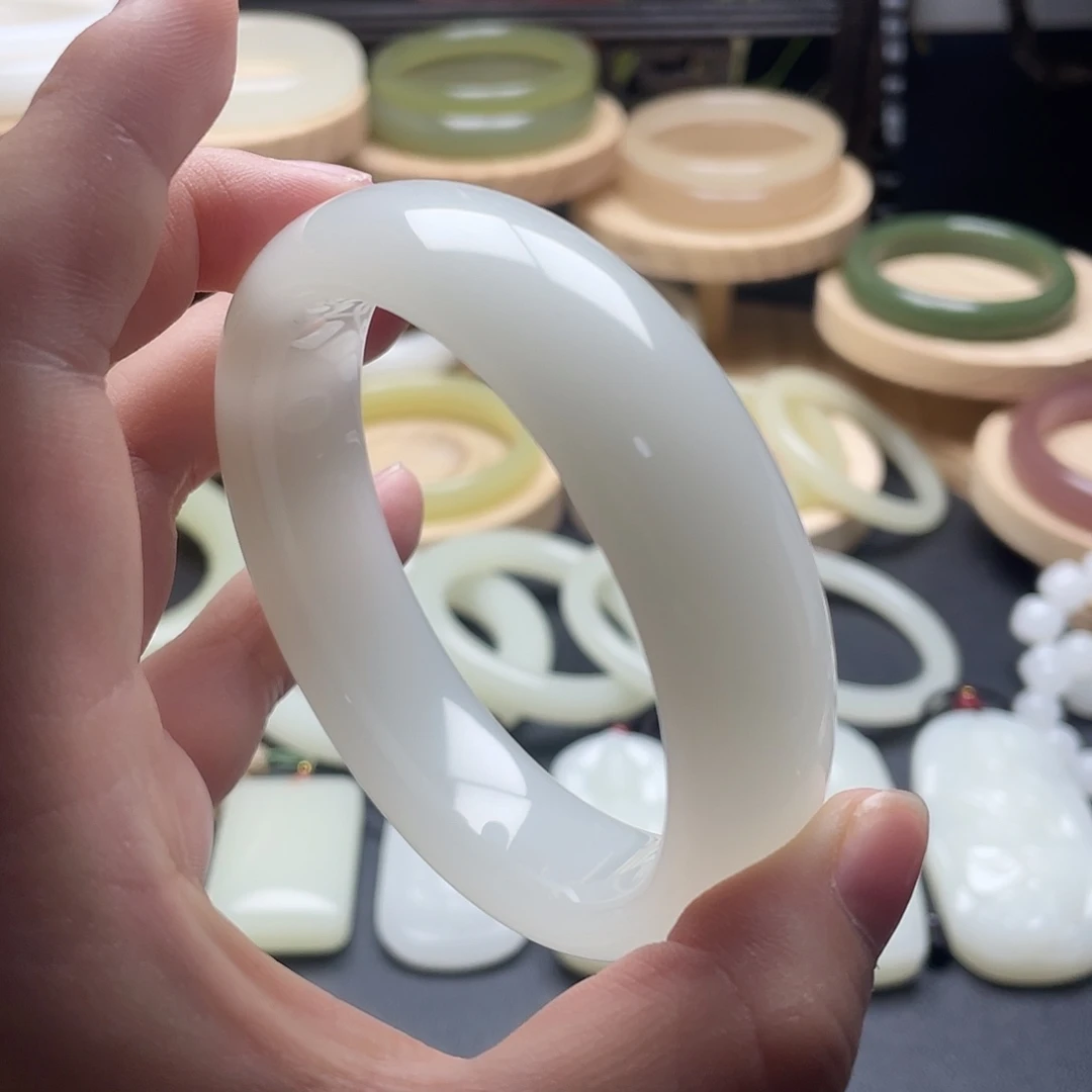 潇***书62➕圈口小轮胎手镯一级白