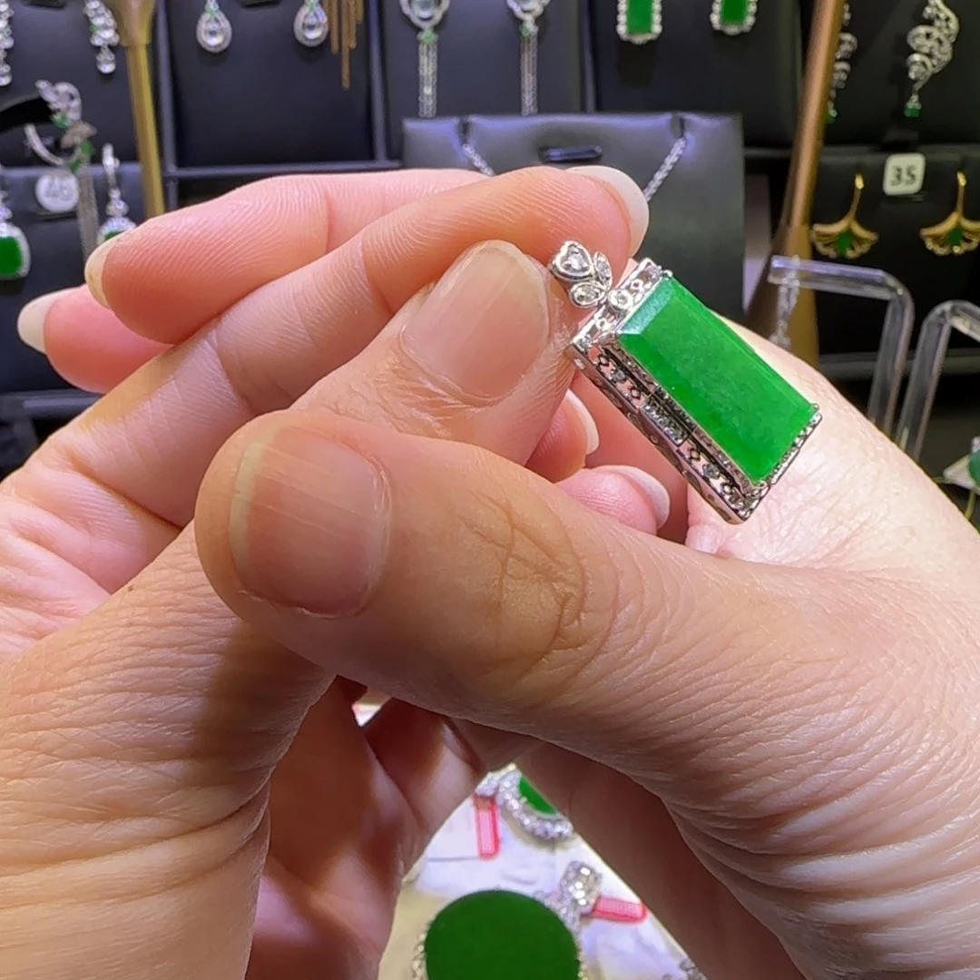 翡翠18K金镶嵌颈饰吊坠