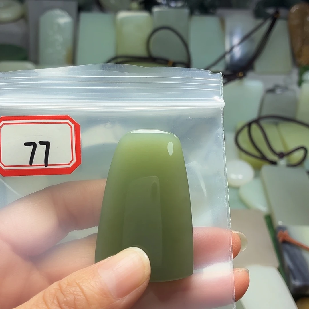 快***乐和田玉未镶嵌颈饰