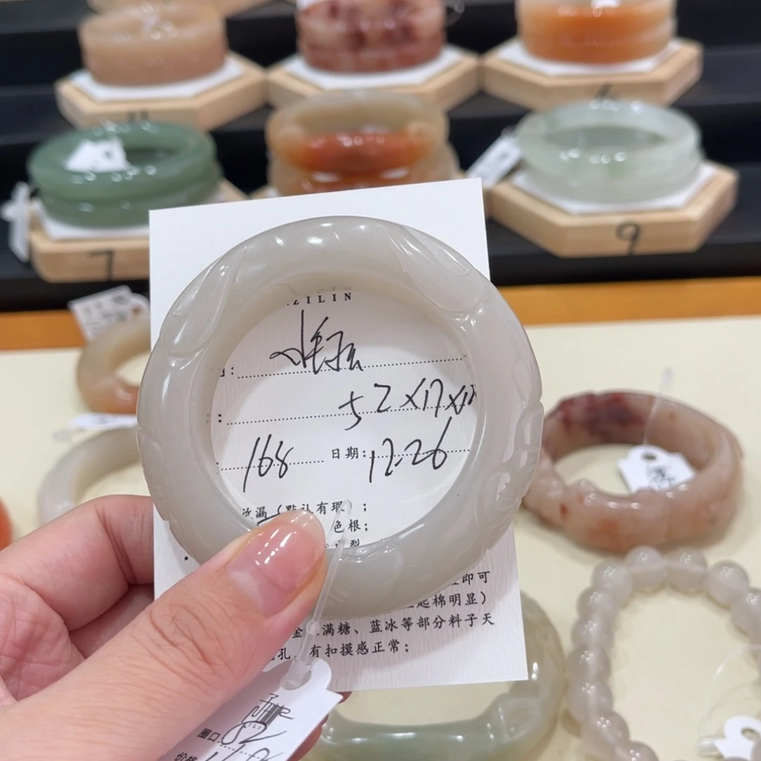 未镶嵌手镯石英质玉小**?