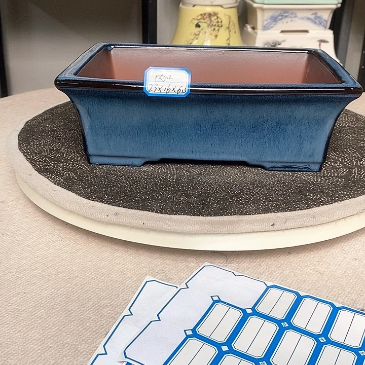 紫砂的花盆很漂亮