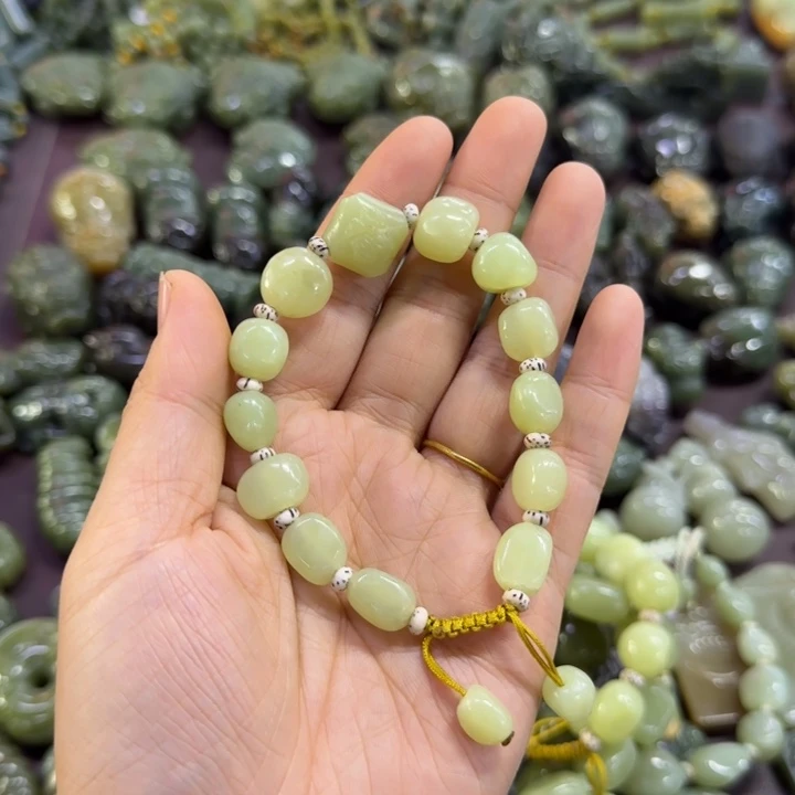 岫岩老玉（透闪石质玉）未镶嵌颈饰有纹，微瑕，不退不换