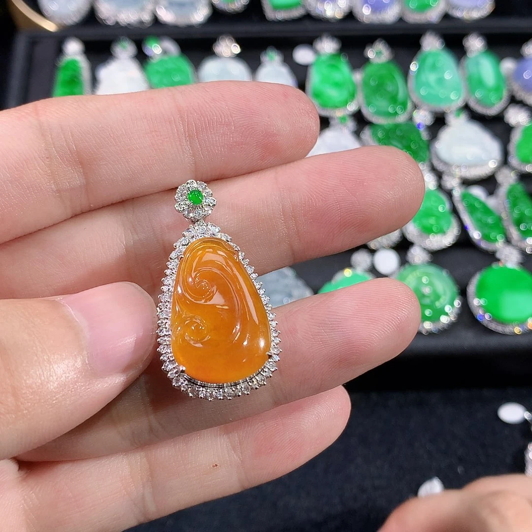 翡翠18K金镶嵌颈饰