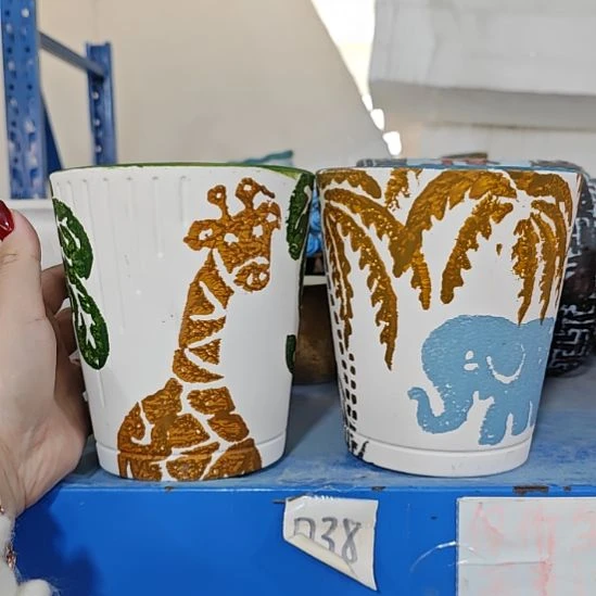 当场拍满15元发货不凑不发，花盆盆口不方不圆有针孔黑点是正常的，