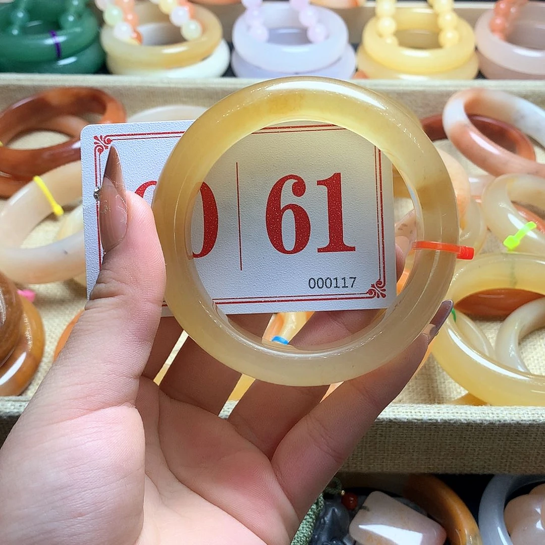 未镶嵌石英质玉（黄龙玉）手镯