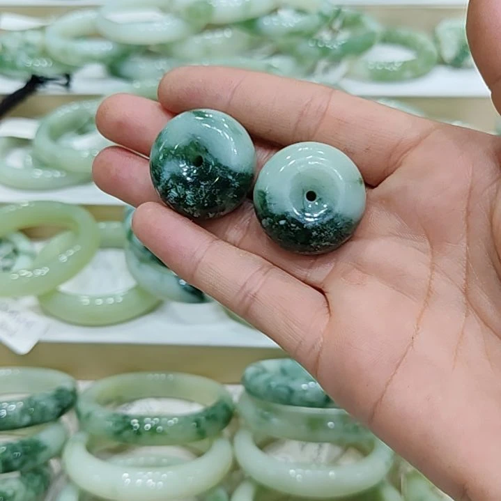 萌***豆透闪石-蛇纹石玉未镶嵌颈饰