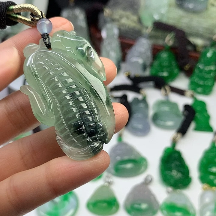 翡翠未镶嵌吊坠(赠链)