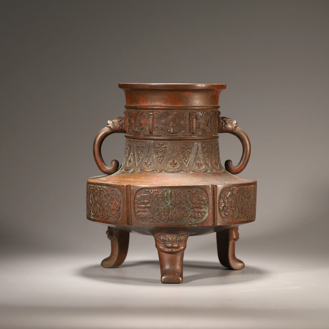 Lot41清代 饕餮蝴蝶纹龙耳铜尊