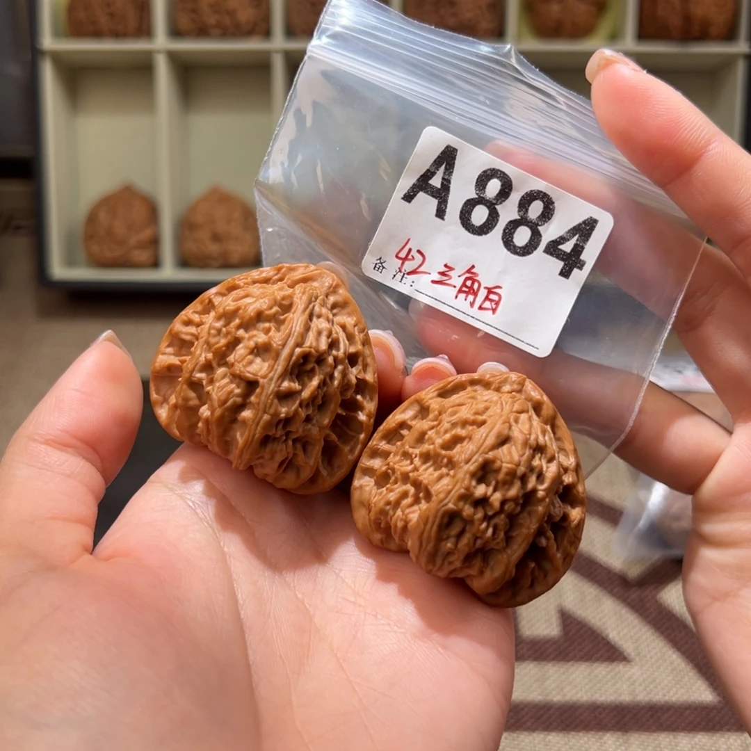 42三角白文玩核桃