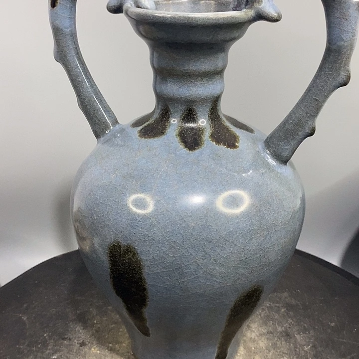 官窑双龙瓶造型美观