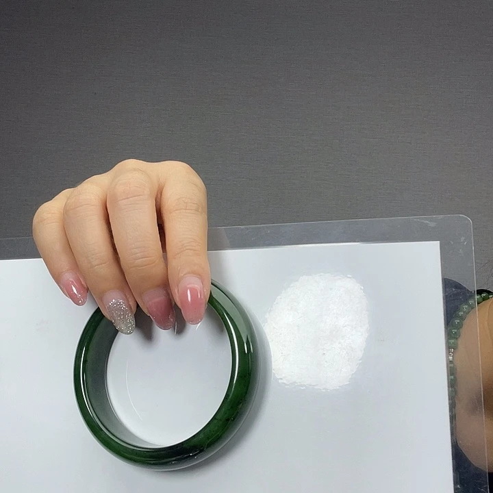 县***人和田玉未镶嵌手镯