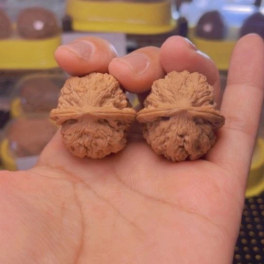 文玩核桃吊坠绣球