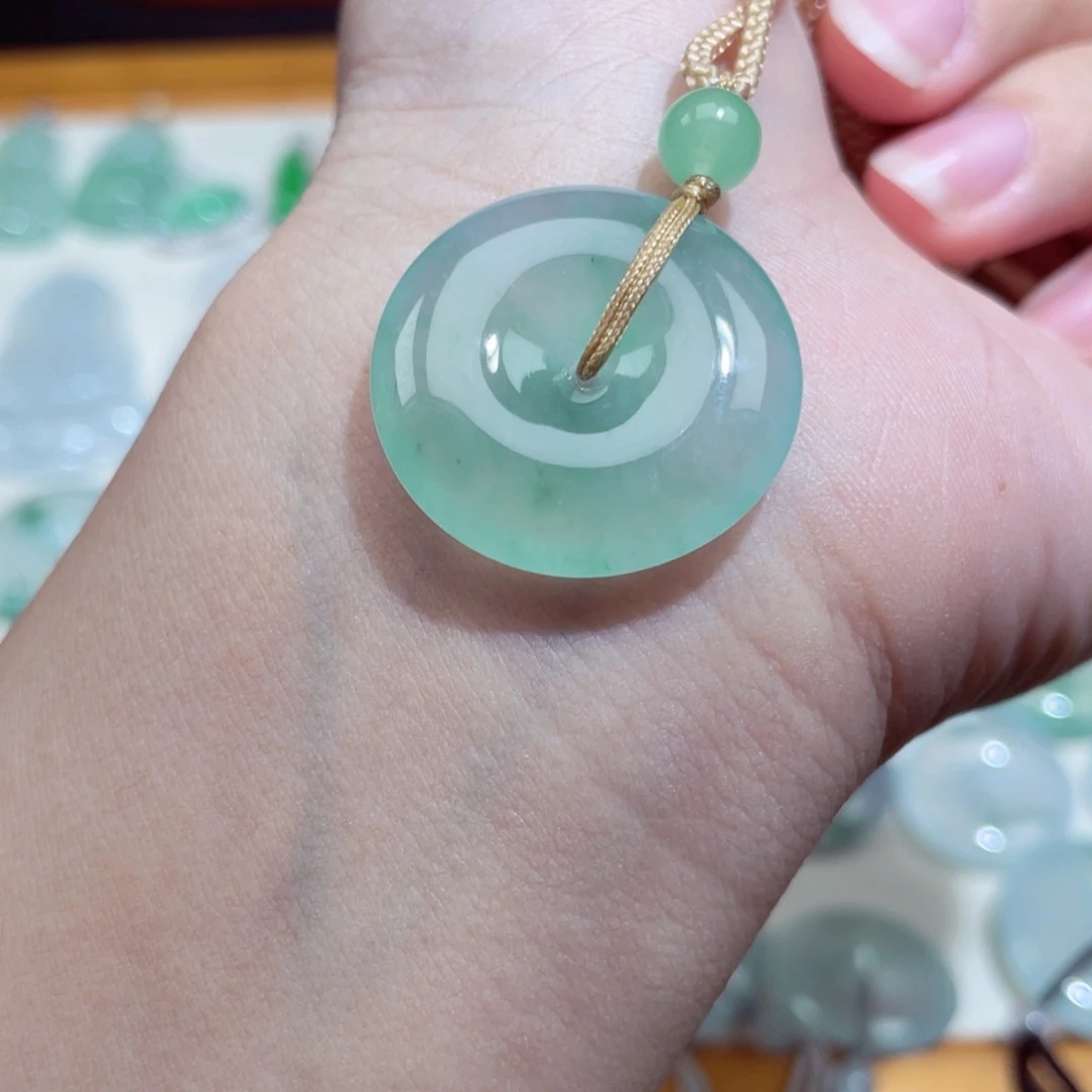 翡翠未镶嵌颈饰平安扣