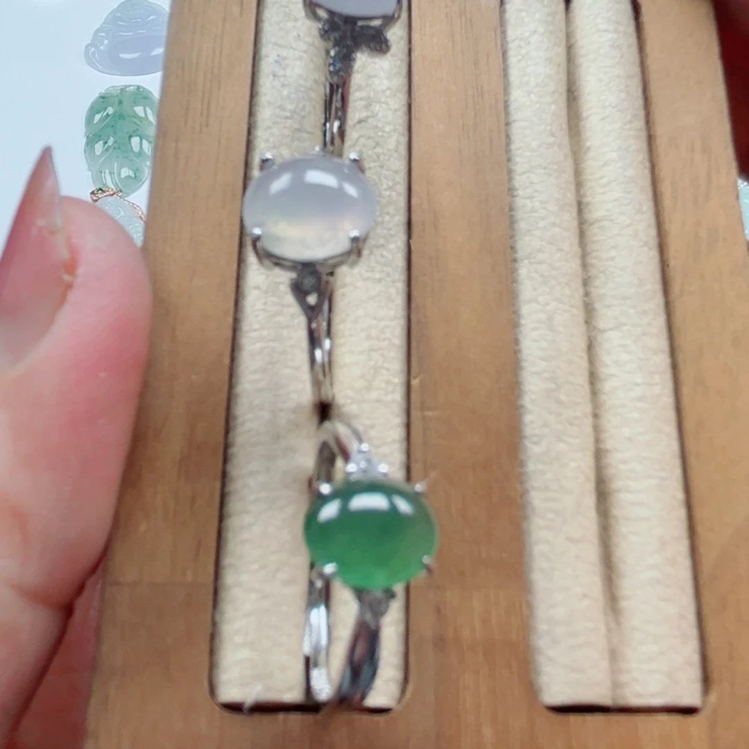 翡翠未镶嵌颈饰戒指