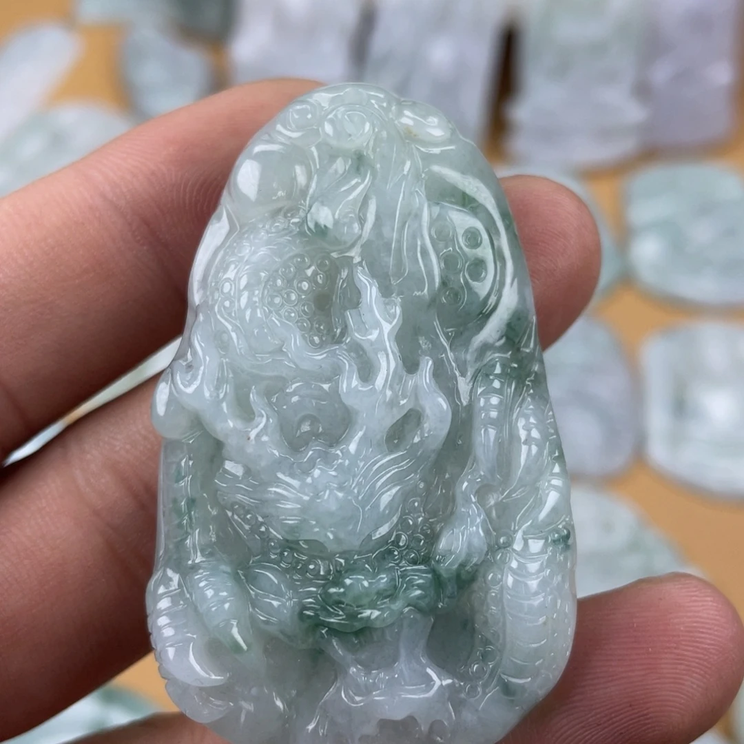 翡翠未镶嵌颈饰龙牌