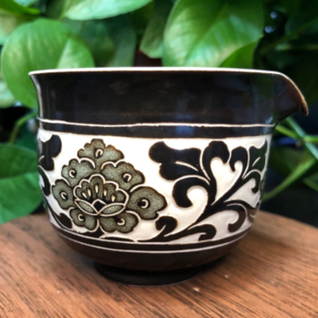 磁州窑黑剔花缠枝牡丹公道杯