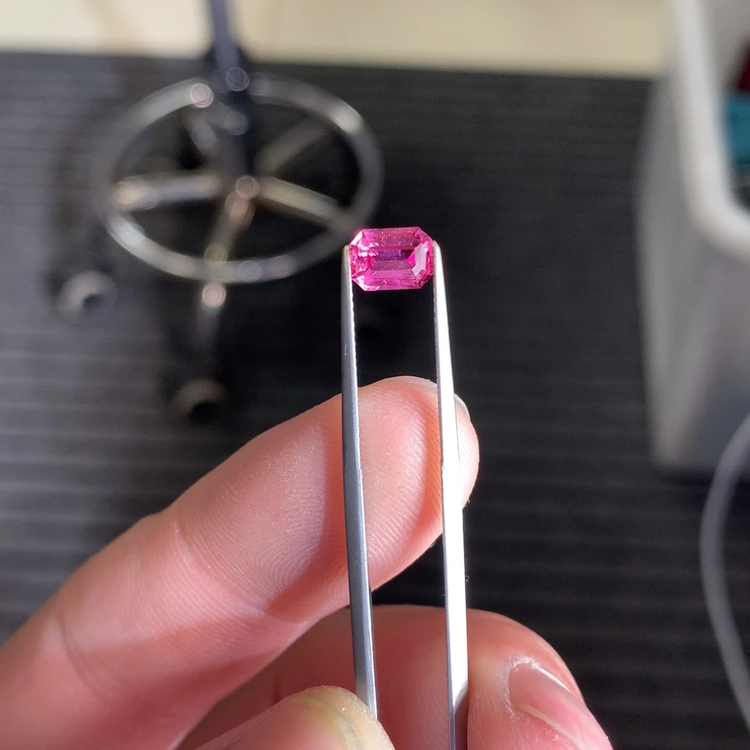 尖晶石裸石未镶嵌1.17克拉热粉马亨盖尖晶石