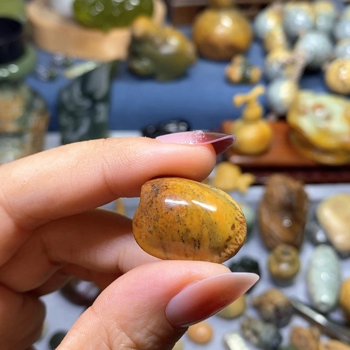 未镶嵌岫岩河磨玉（透闪石质玉）挂件