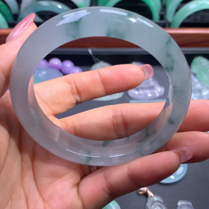 惠*手镯的设计非常简单大方