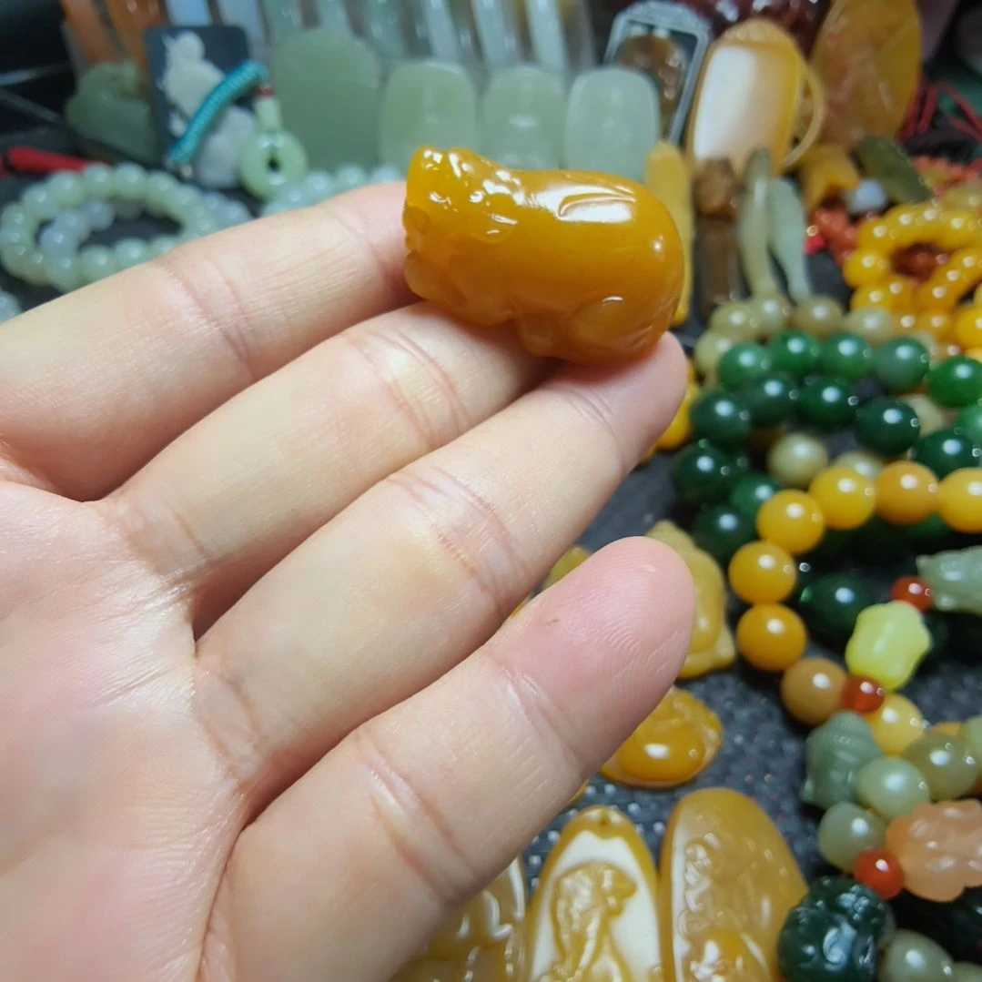 未镶嵌石英质玉（黄龙玉）颈饰