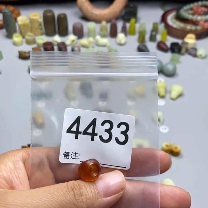 七***恼未镶嵌蛇纹石玉颈饰