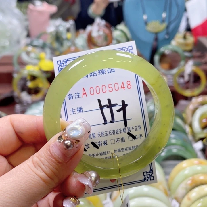 蛇纹石玉手镯未镶嵌