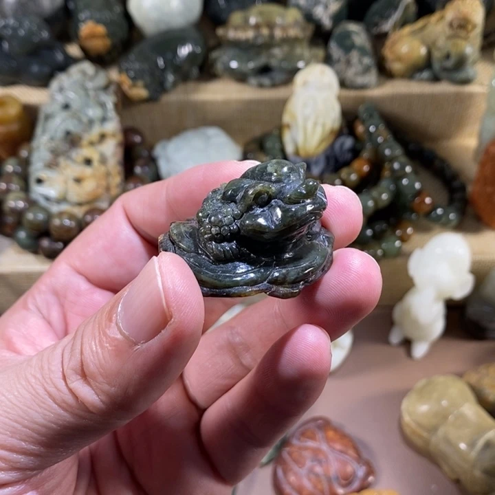 透闪石质玉未镶嵌挂件