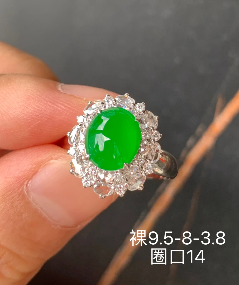 帝王绿满色蛋面天然翡翠戒指 镶嵌精致