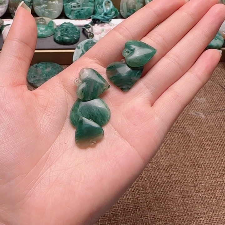 极***光独山玉未镶嵌颈饰