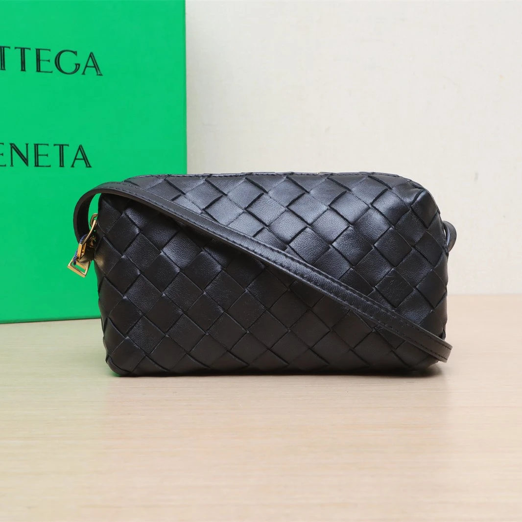 99新 BOTTEGA VENETA/葆蝶家 攀攀-- 相机包 迷你 黑色 皮革 金扣