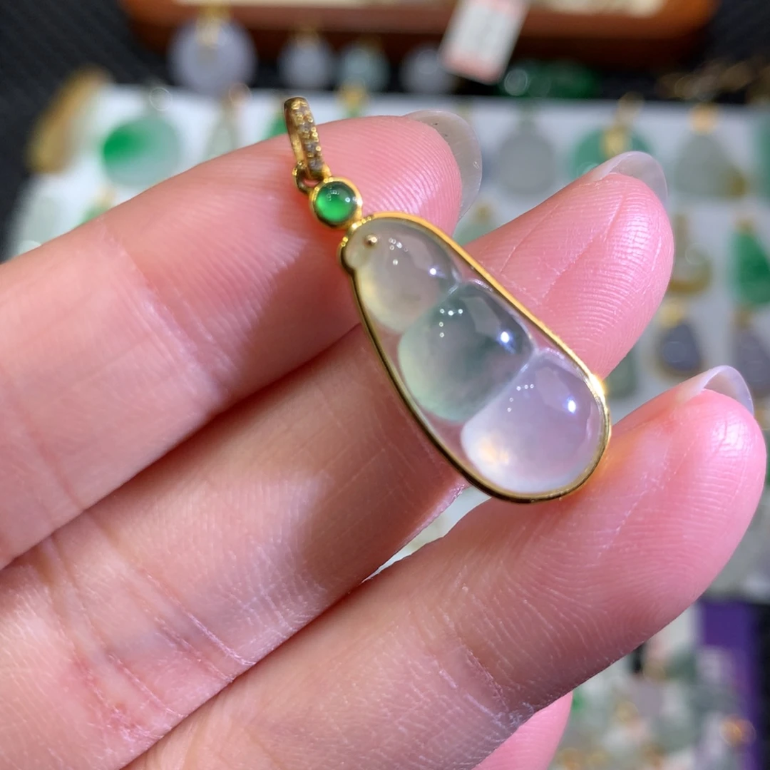 翡翠颈饰18K金镶嵌翡翠吊坠的未镶嵌