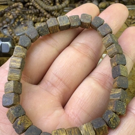 沉香碎屑沉香绿棋：方珠6mm沉水浮克重6+