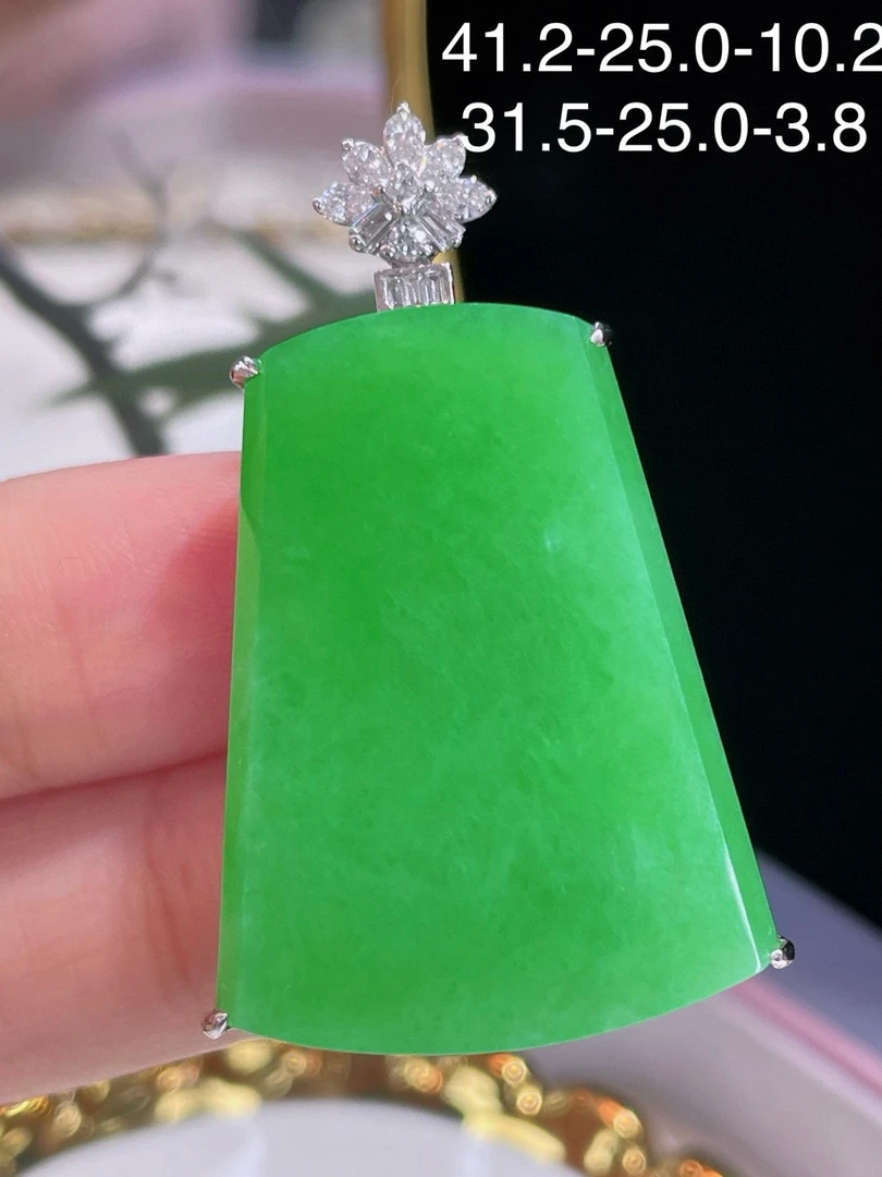 18k豪华镶嵌天然缅甸翡翠A货高冰正阳绿满绿无事牌吊坠