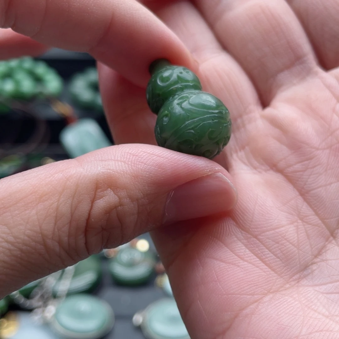 颈饰未镶嵌和田玉(碧玉)