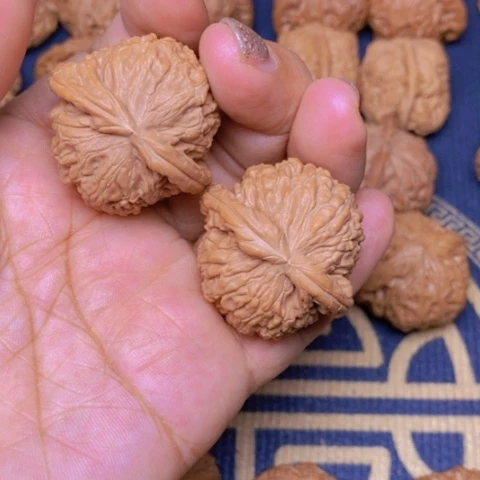 【闪购商品】文玩核桃吊坠_*至白狮子37