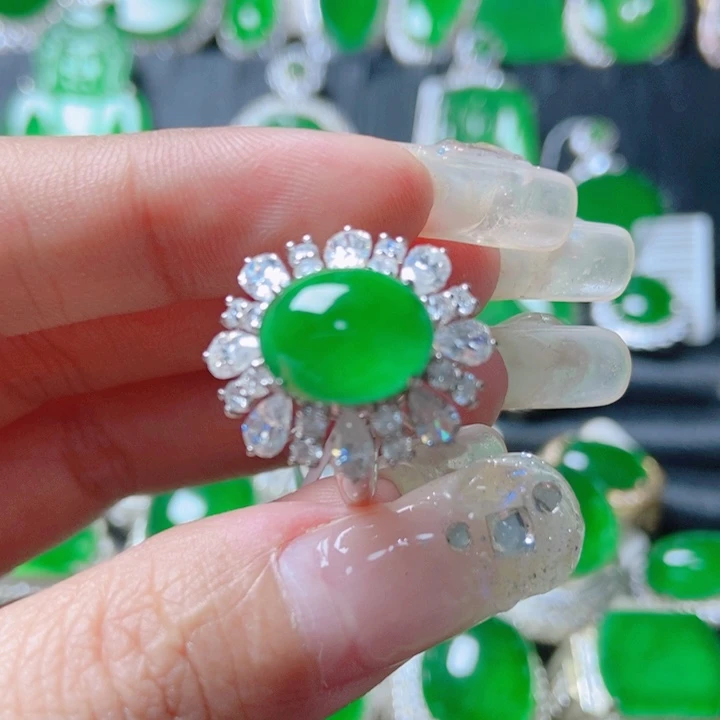 翡翠颈饰18K金镶嵌18。    