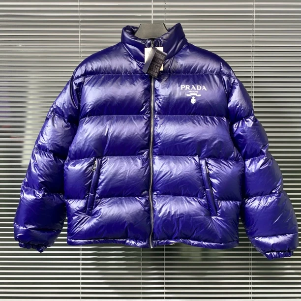 未使用 Prada/普拉达 羽绒服 再生尼龙排扣 隐藏式帽子 M码 k221