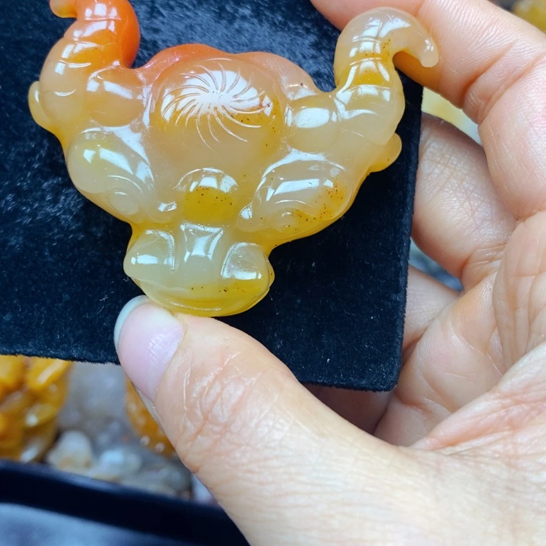 未镶嵌石英质玉（黄龙玉）颈饰