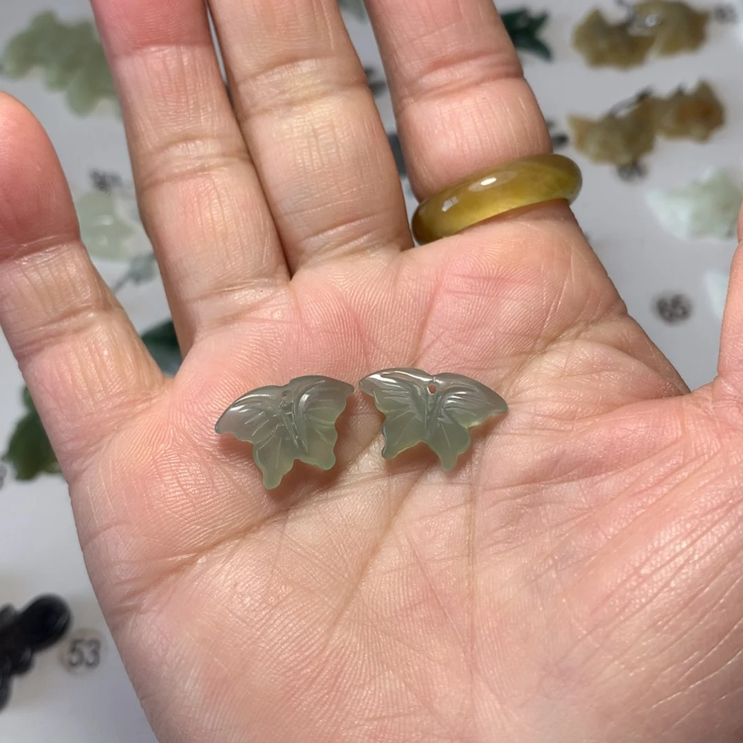 蛇纹石玉未镶嵌耳环小**子