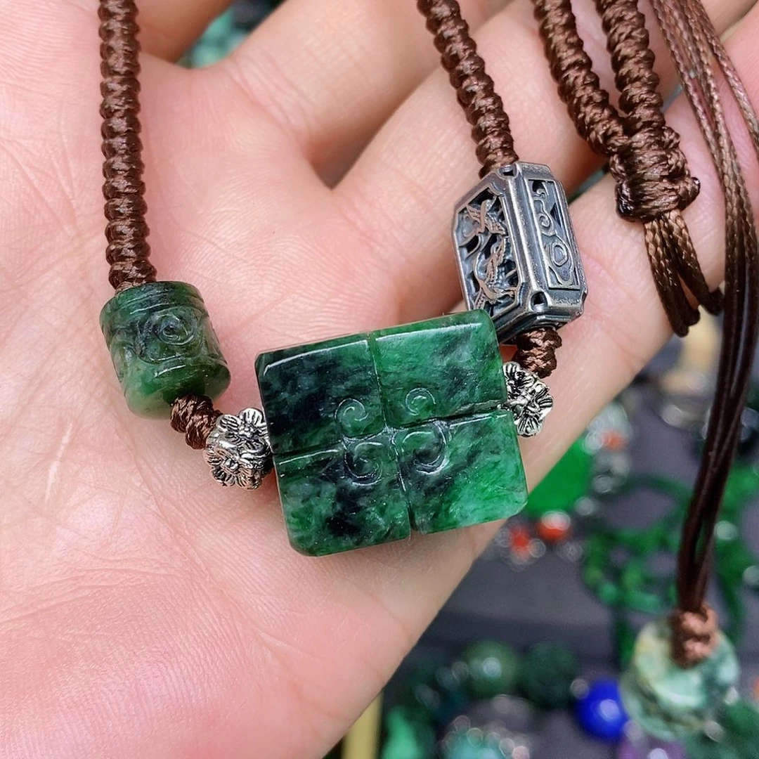 翡翠颈饰未镶嵌漂亮美眉