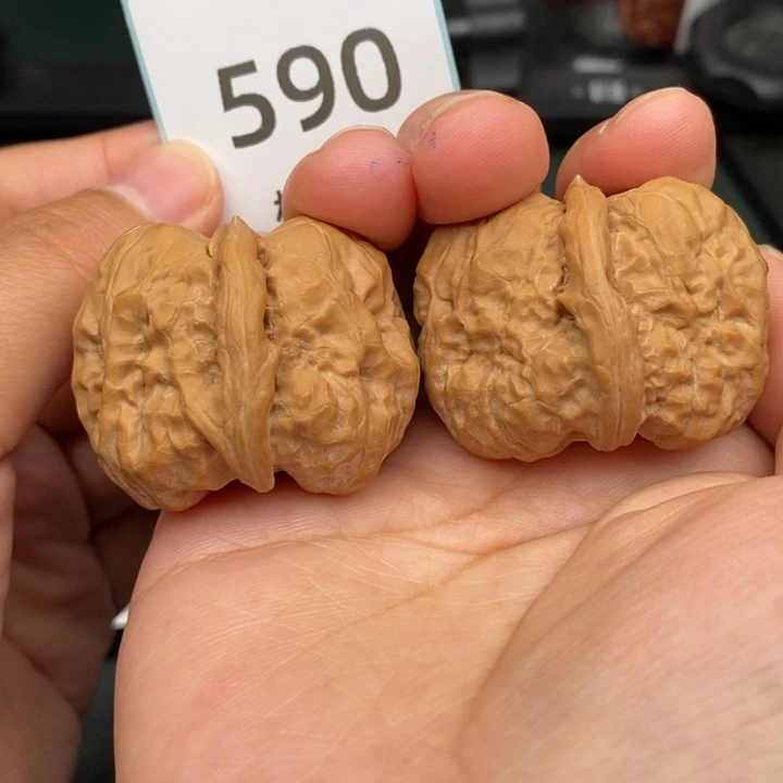 文玩核桃吊坠给****?590号哇36