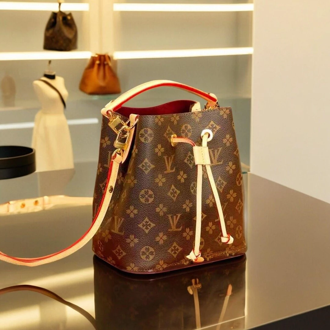 香港品牌2026新款女包老花抽绳水桶包小号欧美大牌单肩斜挎手提包