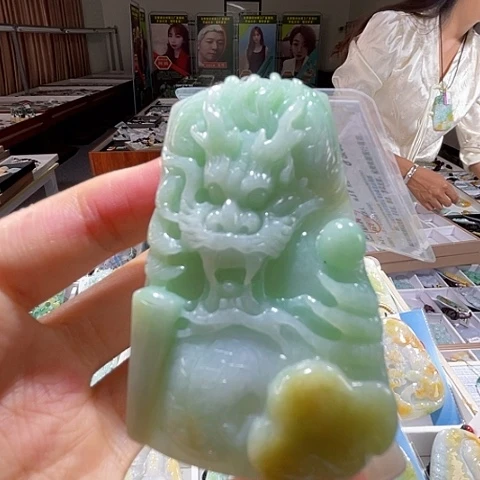 翡翠未镶嵌颈饰一个
